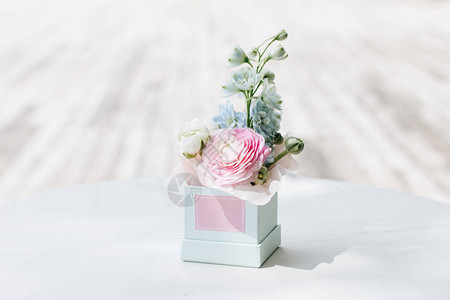 美丽的春花盒子里装着嫩粉色毛茛花优图片