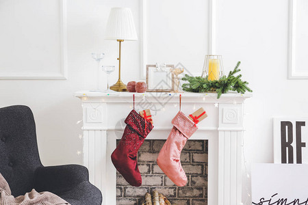 在室内壁炉上挂着圣诞袜子和礼图片