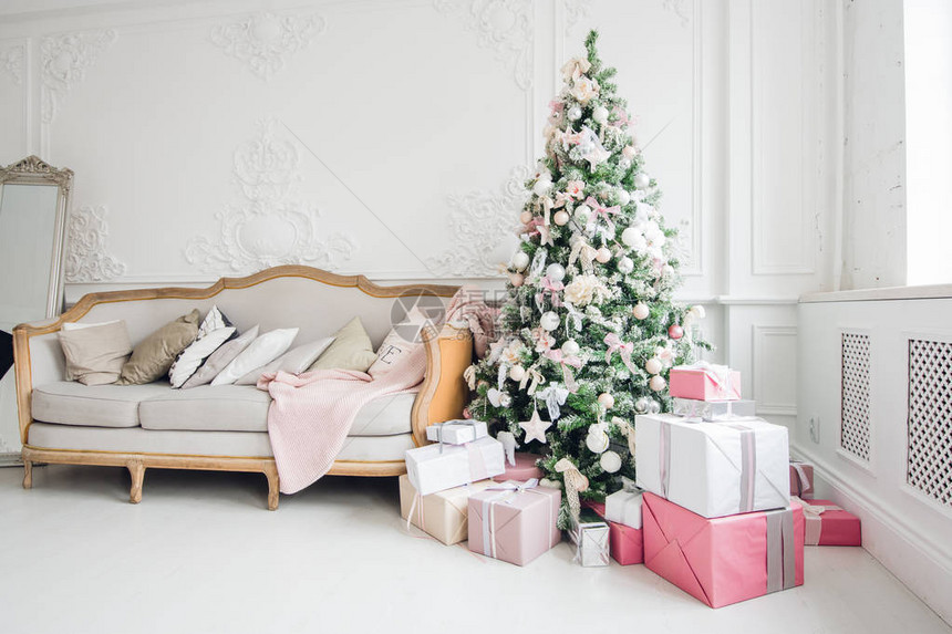 室内的美丽现代设计以微妙的浅色装饰着圣诞树和图片