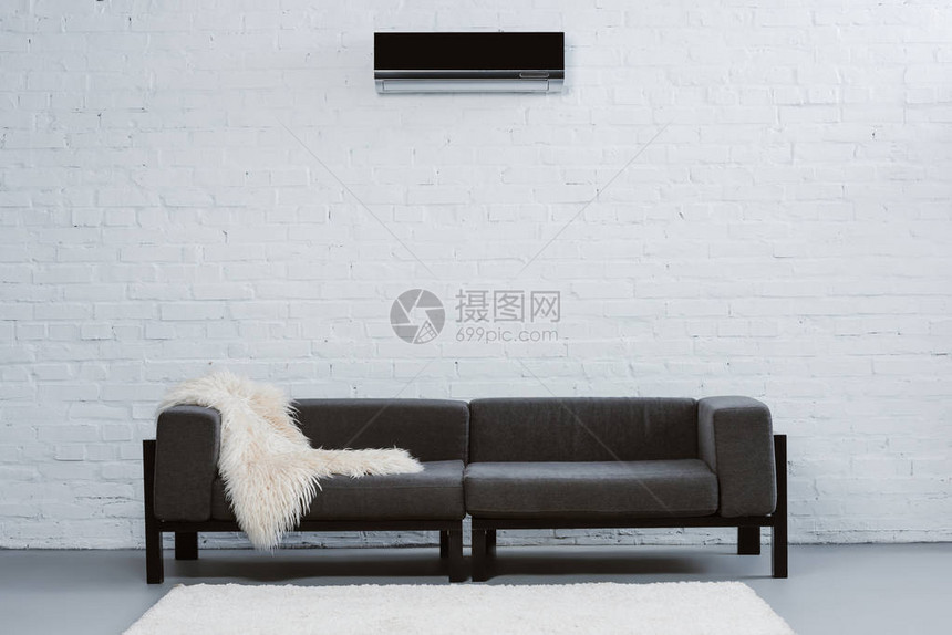 挂在客厅白砖墙上的空调图片