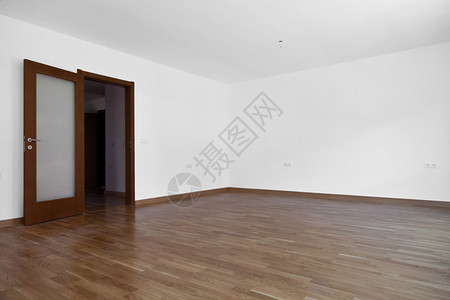 有门和白墙的空房间图片