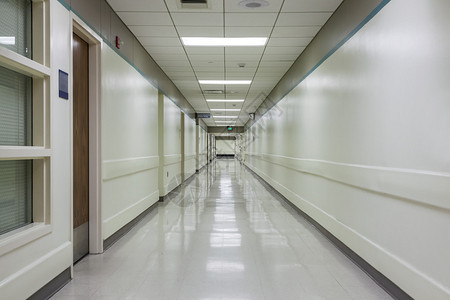 一间漂亮的现代化医院的走廊图片
