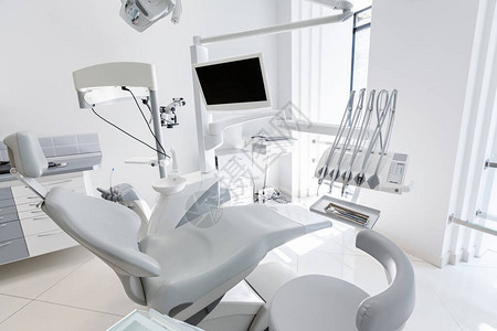 现代牙科诊所的牙医椅牙科口腔医学医学疗设备概图片