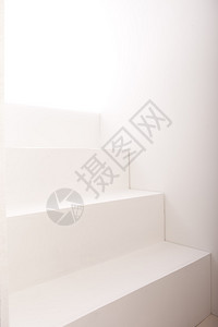 白色台阶的背景图片