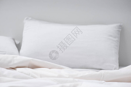 床的选择焦点与白色枕头和毯子图片
