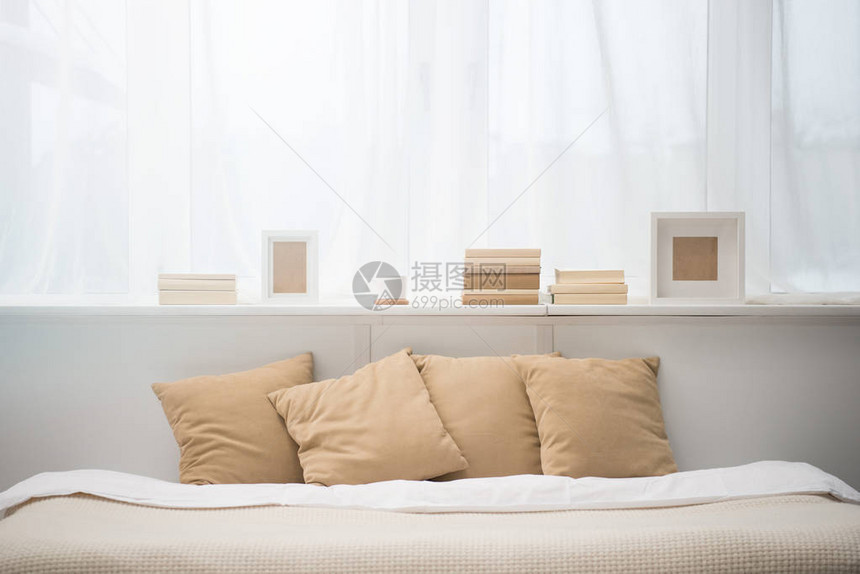 床铺书本咖啡杯和照片架上有棕图片