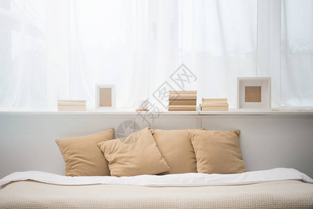 床铺书本咖啡杯和照片架上有棕图片