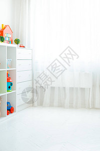 在一个简单的儿童房里复制一堵空墙的空间图片
