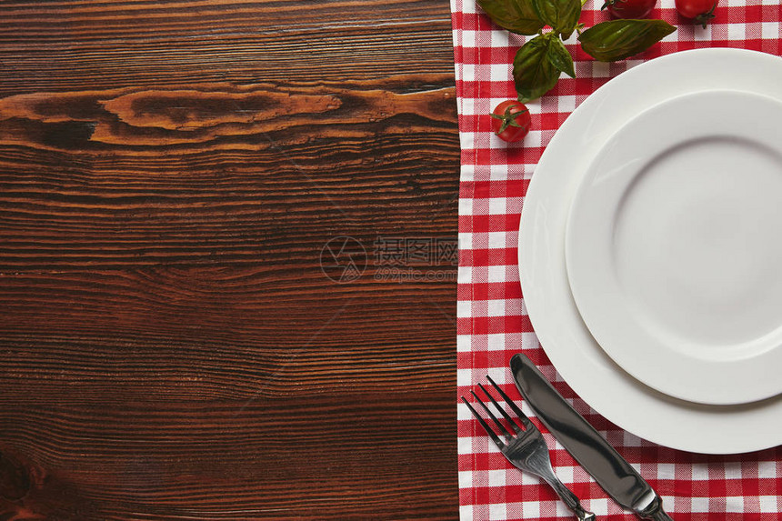 白色空板餐具和鲜木表面西红柿的顶部视图图片