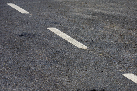 白色线条和沥青纹理的公路聚焦图片
