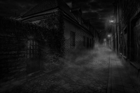 在壁灯的照耀下迷雾的小巷正在沉睡图片