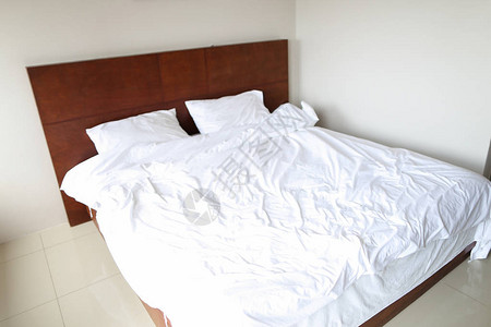空木床和白色床单酒店家具的概念图片