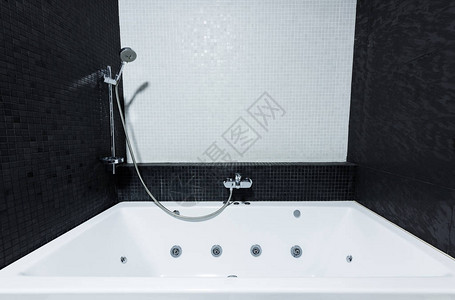 白色和黑色浴室中现代浴缸管的视图图片