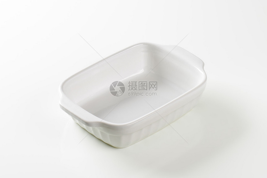 经典的带柄白色陶瓷砂锅图片