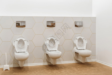 现代幼儿园厕所中的清洁白马桶干净图片