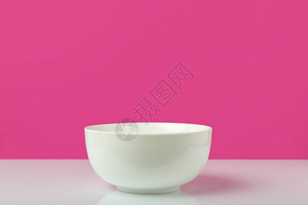 粉红色准备早餐的单个空白色碗的特写视图图片
