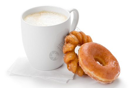 两块甜圈靠着一杯咖啡靠着白图片