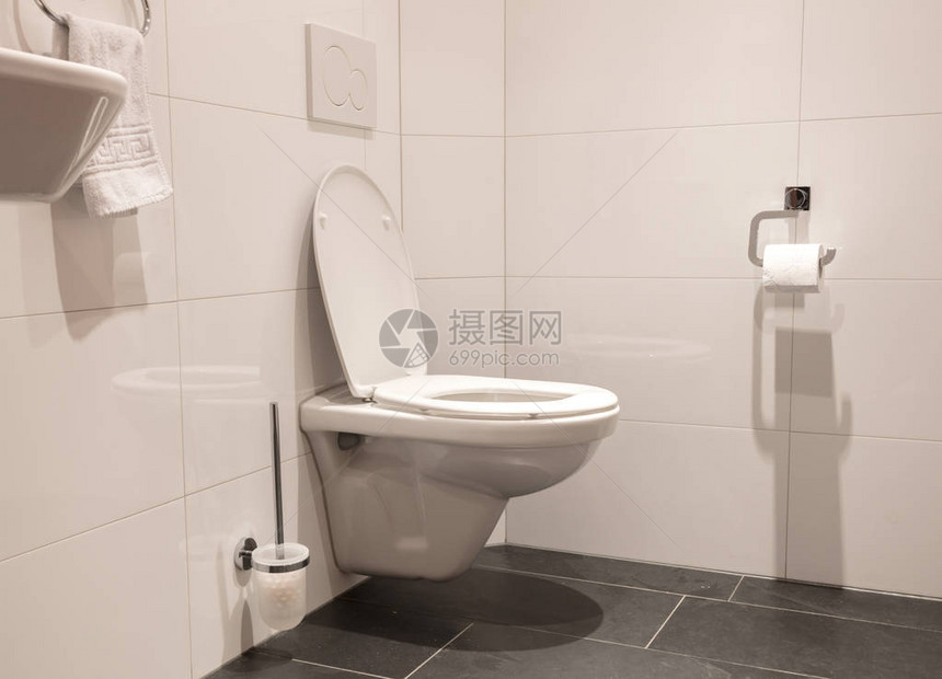 浴室里的现代白色马桶图片