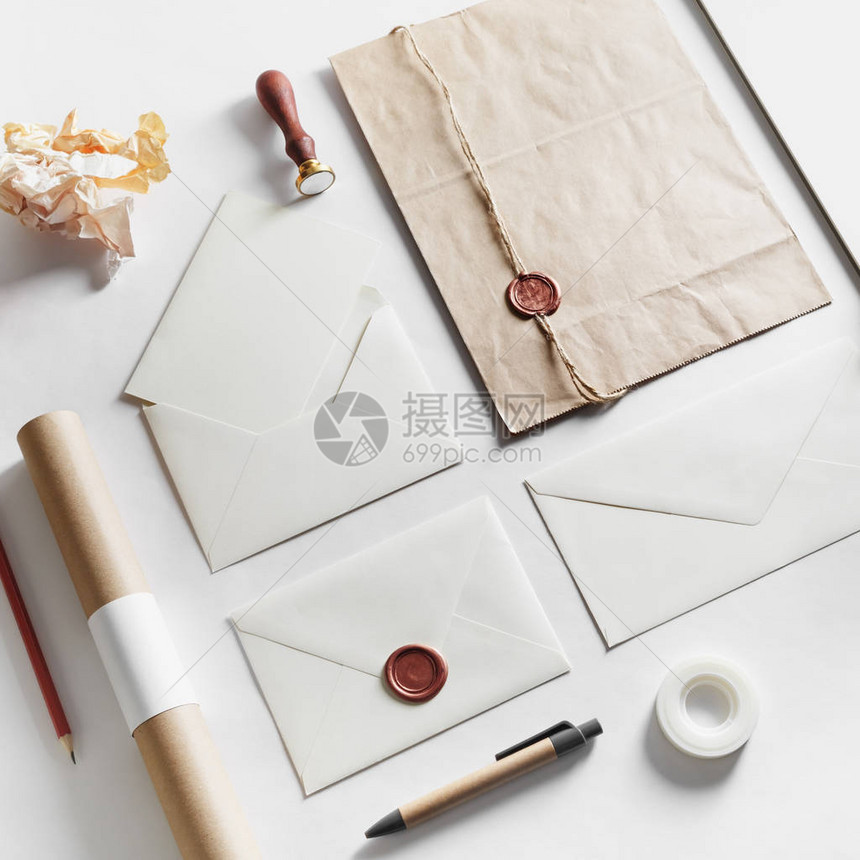 与邮政附件纸面上空白的文具和信封反应灵敏的设计模型一起图片