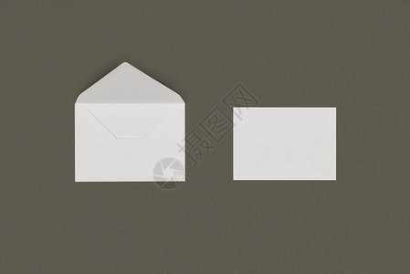 以灰色背景隔开的白信封和空白图片