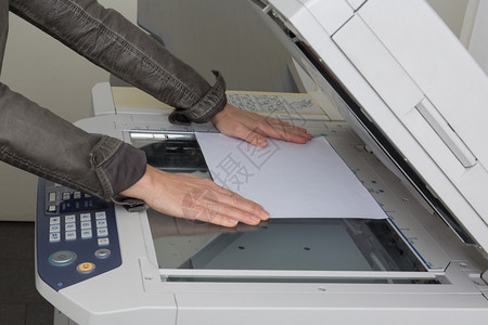 工作中带复印机的女人的手图片