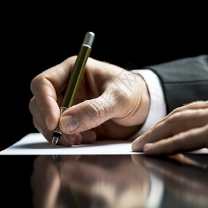 商人在签署协议或合同写信函记笔或完成问卷时图片