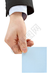 手拿着一张空白卡片在白色背景上被隔离图片