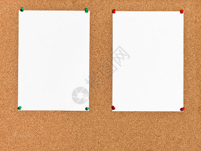 软木板上的两张白纸图片