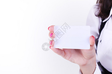 妇女手持纸卡在白色背景图片
