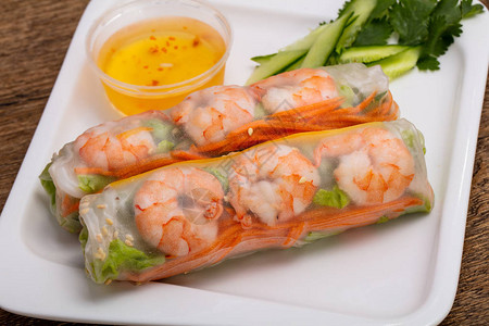 越南春卷配大虾和蔬菜背景图片