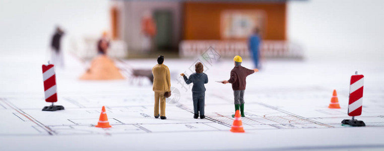 房地产开发建筑经理与客户在建筑工地图片