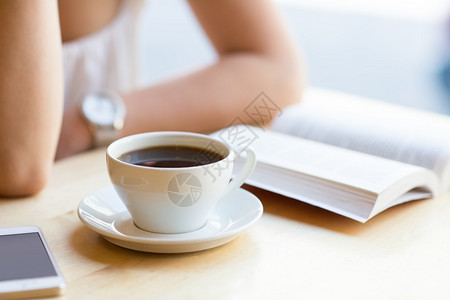 在咖啡馆看书和喝咖啡的女孩图片