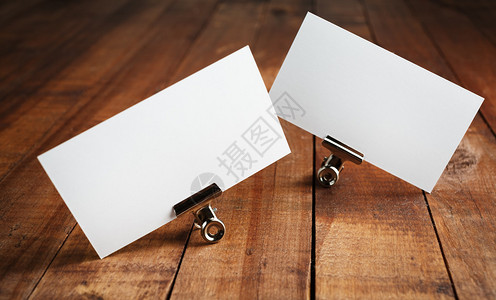 老式木桌背景上的空白名片照模拟设计师品牌标图片