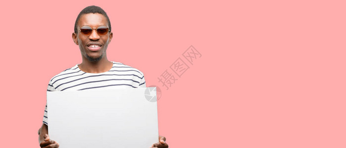 戴墨镜的非洲黑人手持空白广告横幅广告报价或公告的好海报图片