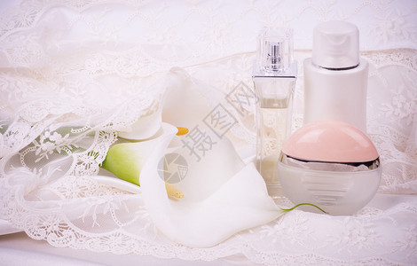 美丽的白色马蹄莲与香水瓶图片