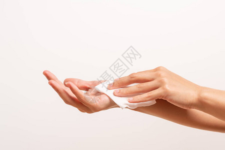 女人用白色软组织纸洗手孤立在白种背景图片
