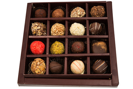 白色背景上的巧克力松露盒图片