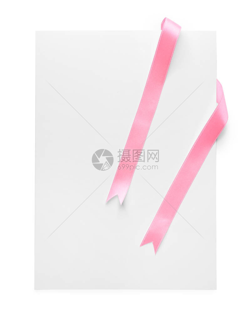 白色背景上带有粉红色缎带的空白纸卡图片
