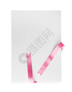 白色背景上带有粉红色缎带的空白纸卡图片