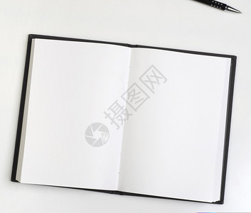 笔和书与空白页白色背景图片