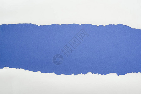 深蓝色背景上带有复制空间的白纹纸图片