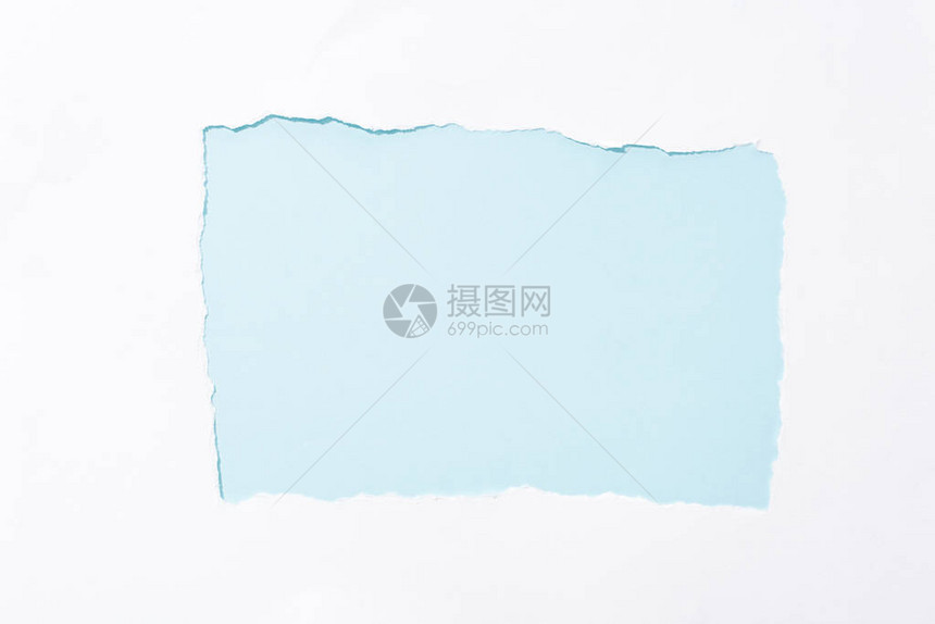 白色撕纸孔中的浅蓝色彩背景图片