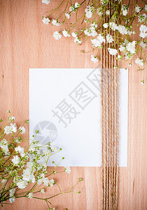 白色鲜花白纸板和木板上绳索的手工图片