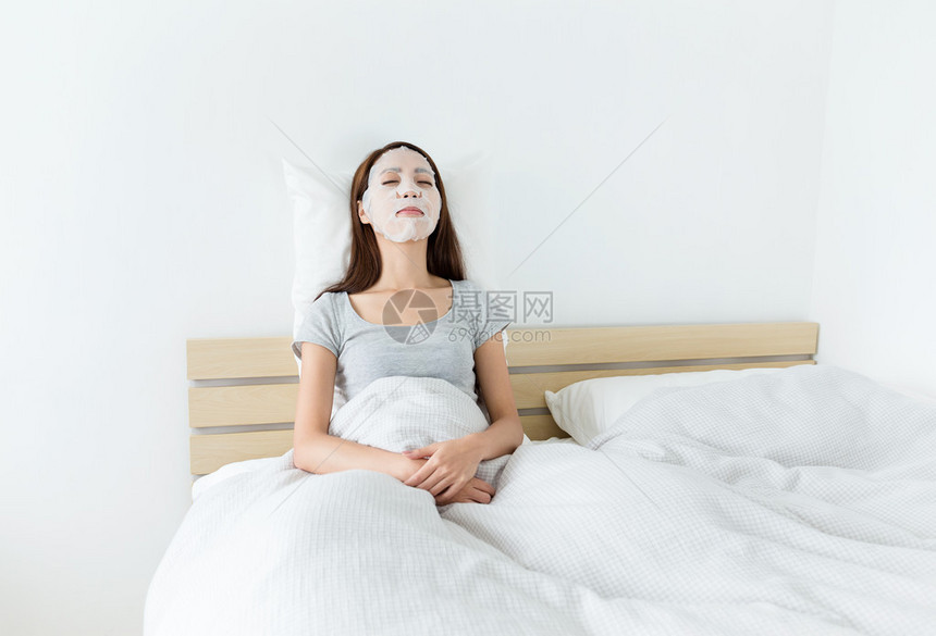 睡床上的亚洲女图片
