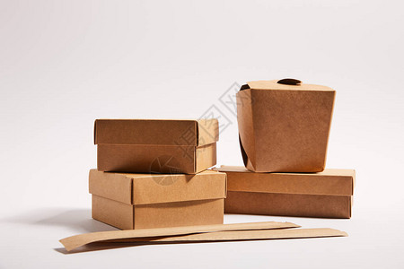 纸质包装中的筷子靠近箱外白餐具煮中图片