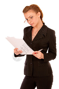 年轻美女阅读文件孤立在白色背景上图片