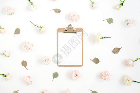 白色背景上带剪贴板的平面花卉框架米色玫瑰花蕾图案顶级视背景图片