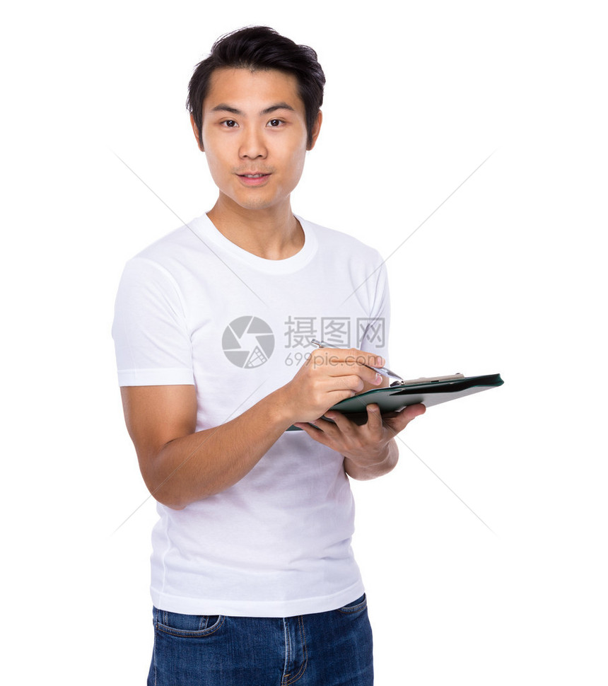 穿着白色T恤衫的亚洲帅哥在剪图片