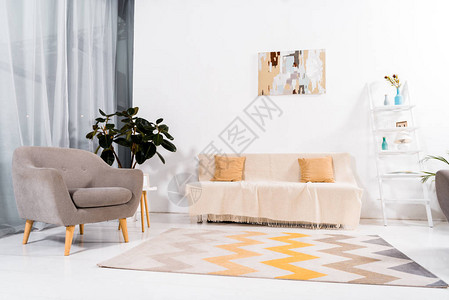 现代地毯沙发和扶手椅的选择焦点图片