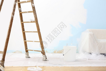 画家屋概念木梯水桶和白墙图片